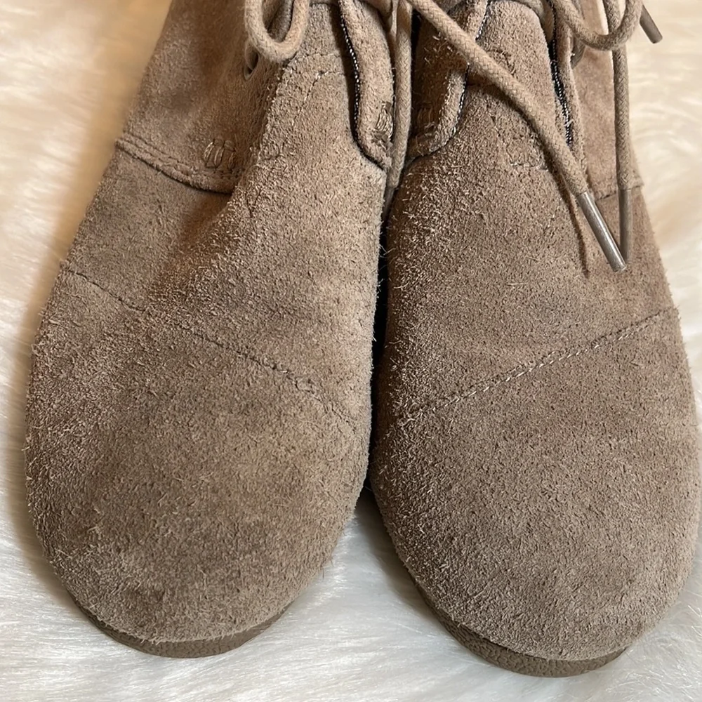 TOMS Tan Wedge Lace Youth Shoe